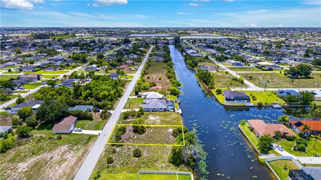 Image 7 of property listing at 301 NW 5th TER, Cape Coral, FL 33993