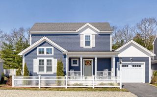42 Cobblestone Cir, Mashpee, MA 02649