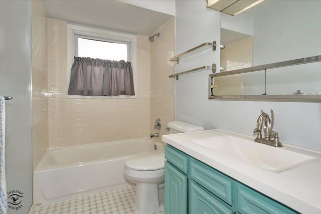 114 W Sumner Avenue, Peotone, IL 60468