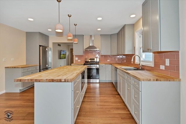 114 W Sumner Avenue, Peotone, IL 60468