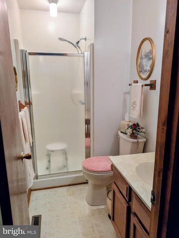 87 FALLING ROCK DR, Stuarts Draft, VA 24477