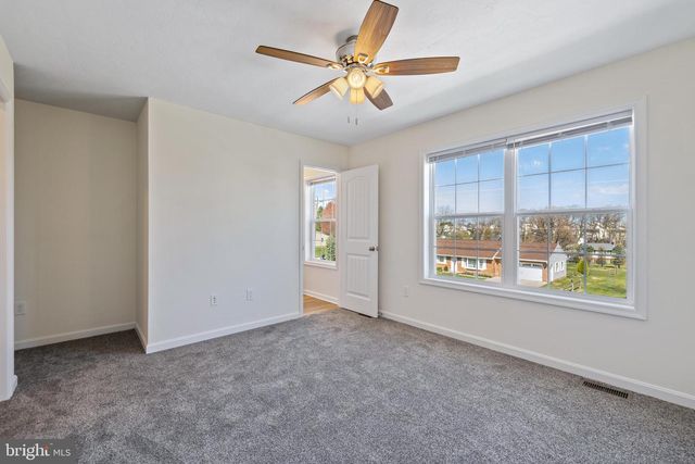 902 SETTING SUN LN, Chambersburg, PA 17201