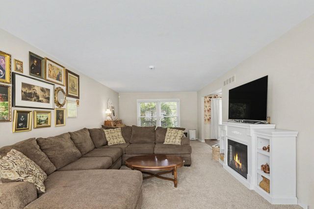 32318 Bonnet Hill Road, Farmington Hills, MI 48334