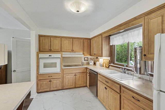 32318 Bonnet Hill Road, Farmington Hills, MI 48334