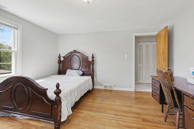32318 Bonnet Hill Road, Farmington Hills, MI 48334