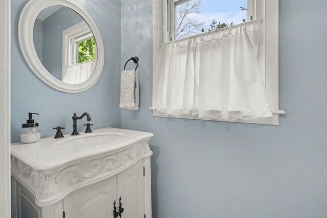 32318 Bonnet Hill Road, Farmington Hills, MI 48334
