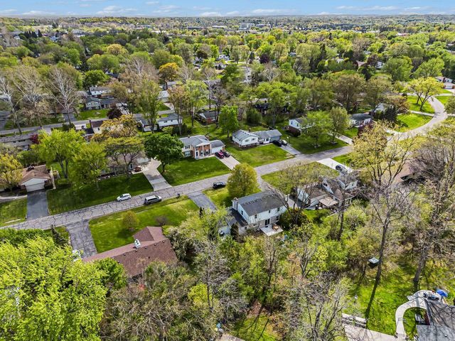 32318 Bonnet Hill Road, Farmington Hills, MI 48334