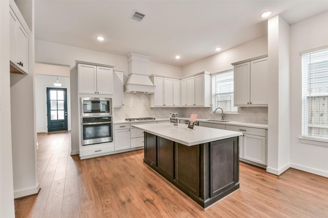 2511 S Houston Avenue, Pearland, TX 77581