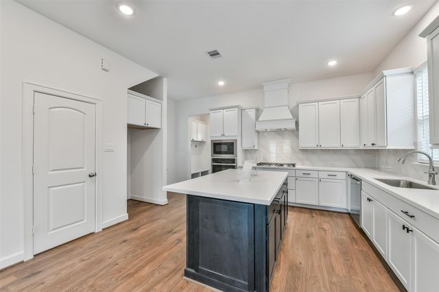 2511 S Houston Avenue, Pearland, TX 77581