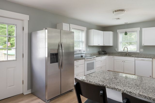 18 Elmwood St, Wareham, MA 02571
