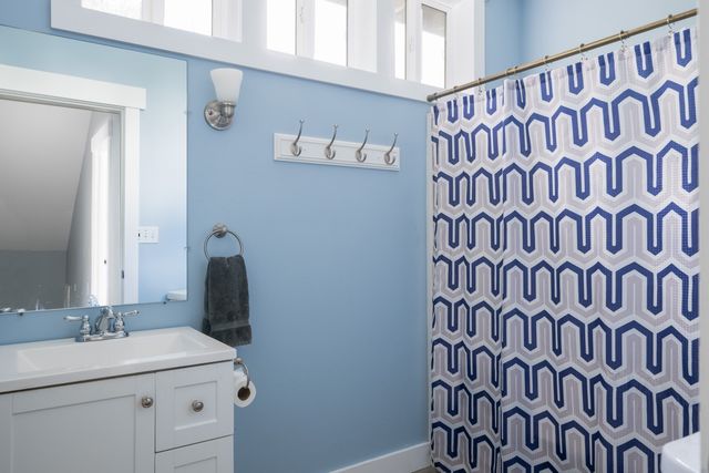 18 Elmwood St, Wareham, MA 02571