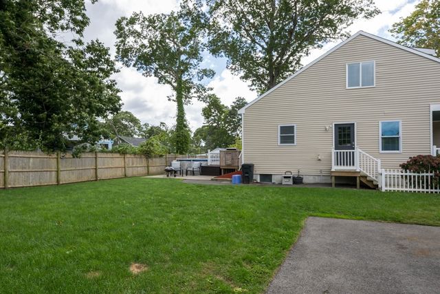 18 Elmwood St, Wareham, MA 02571