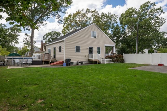 18 Elmwood St, Wareham, MA 02571