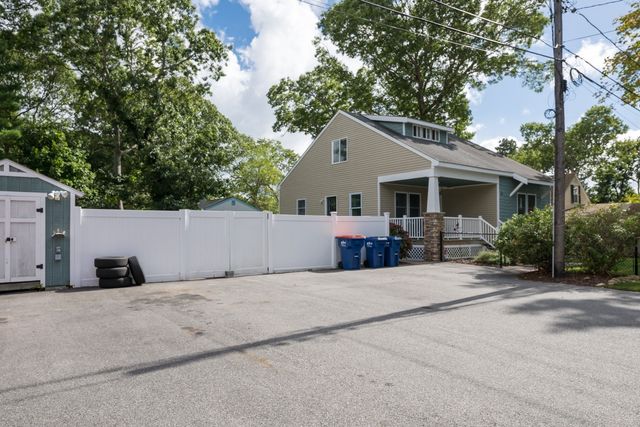 18 Elmwood St, Wareham, MA 02571