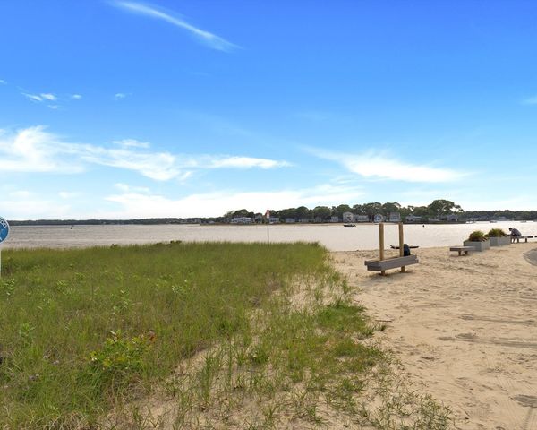 18 Elmwood St, Wareham, MA 02571