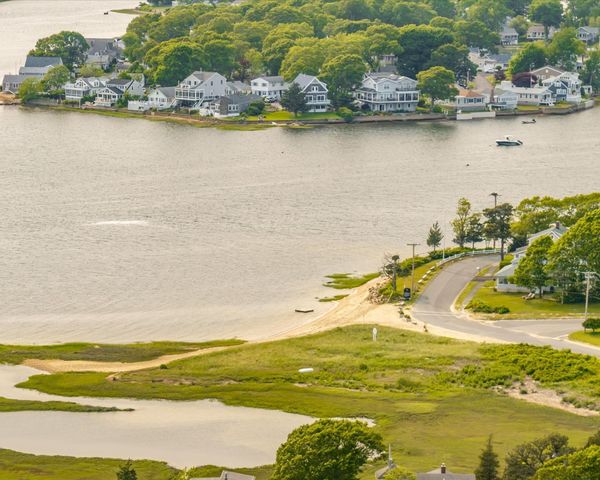 18 Elmwood St, Wareham, MA 02571