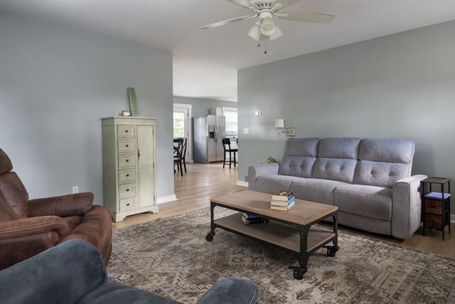 18 Elmwood St, Wareham, MA 02571