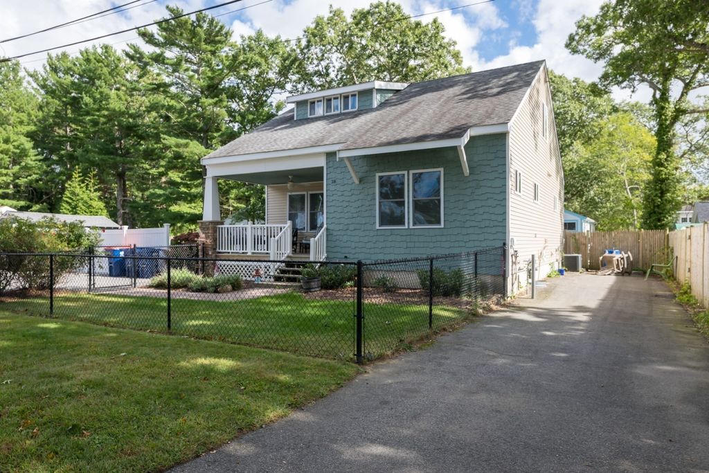 18 Elmwood St, Wareham, MA 02571