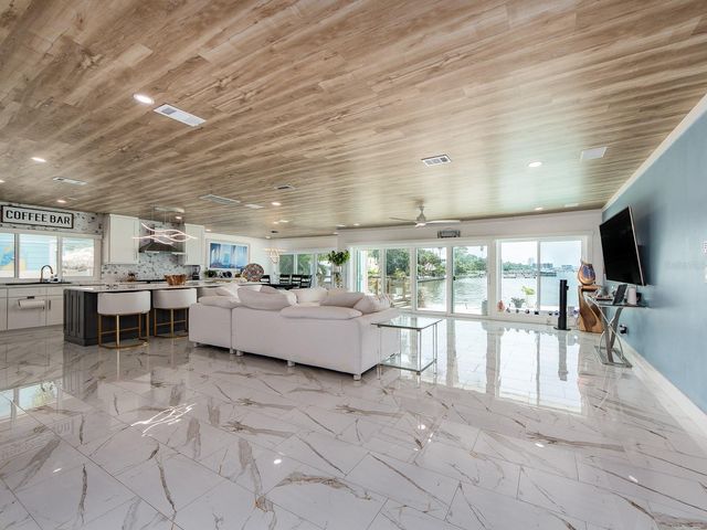 1826 VENETIAN POINT DRIVE, Clearwater, FL 33755