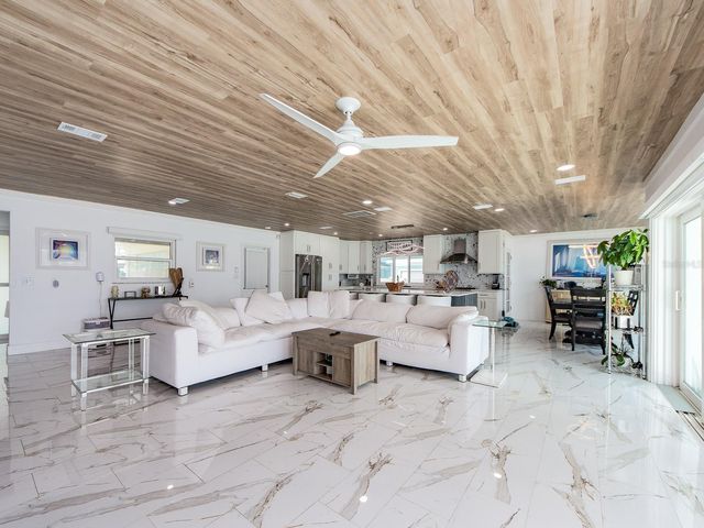 1826 VENETIAN POINT DRIVE, Clearwater, FL 33755
