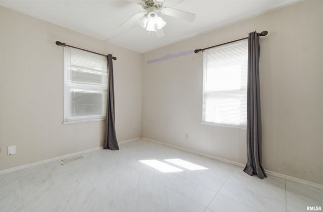 2106 W FORREST HILL Avenue, Peoria, IL 61604