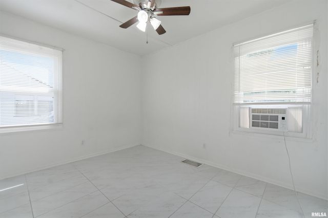 2106 W FORREST HILL Avenue, Peoria, IL 61604
