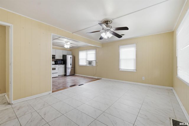 2106 W FORREST HILL Avenue, Peoria, IL 61604