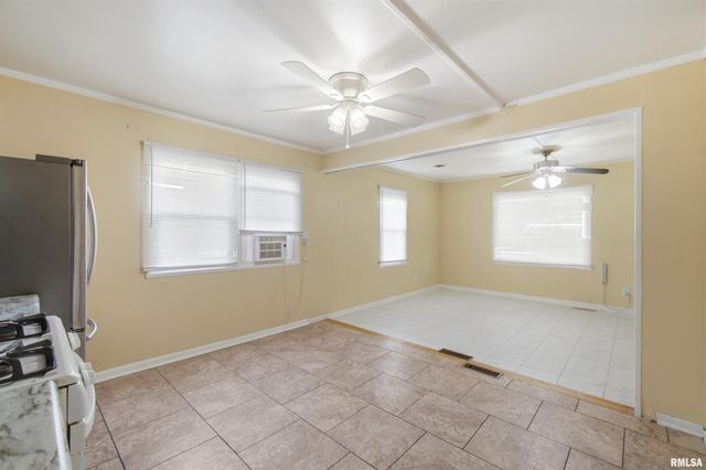 2106 W FORREST HILL Avenue, Peoria, IL 61604