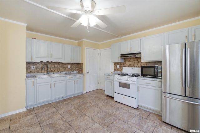 2106 W FORREST HILL Avenue, Peoria, IL 61604