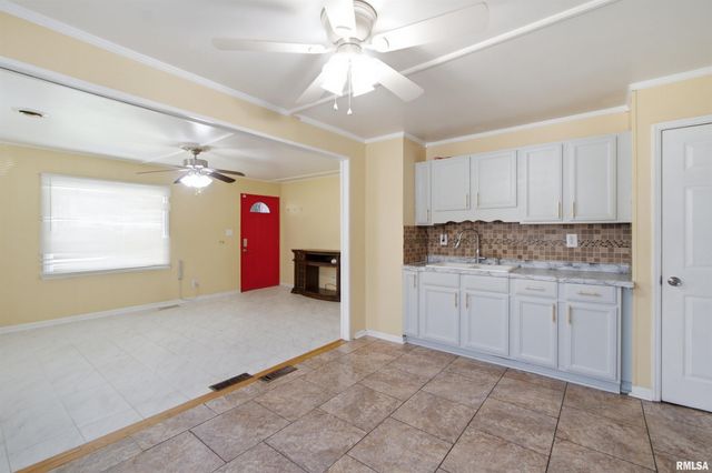 2106 W FORREST HILL Avenue, Peoria, IL 61604