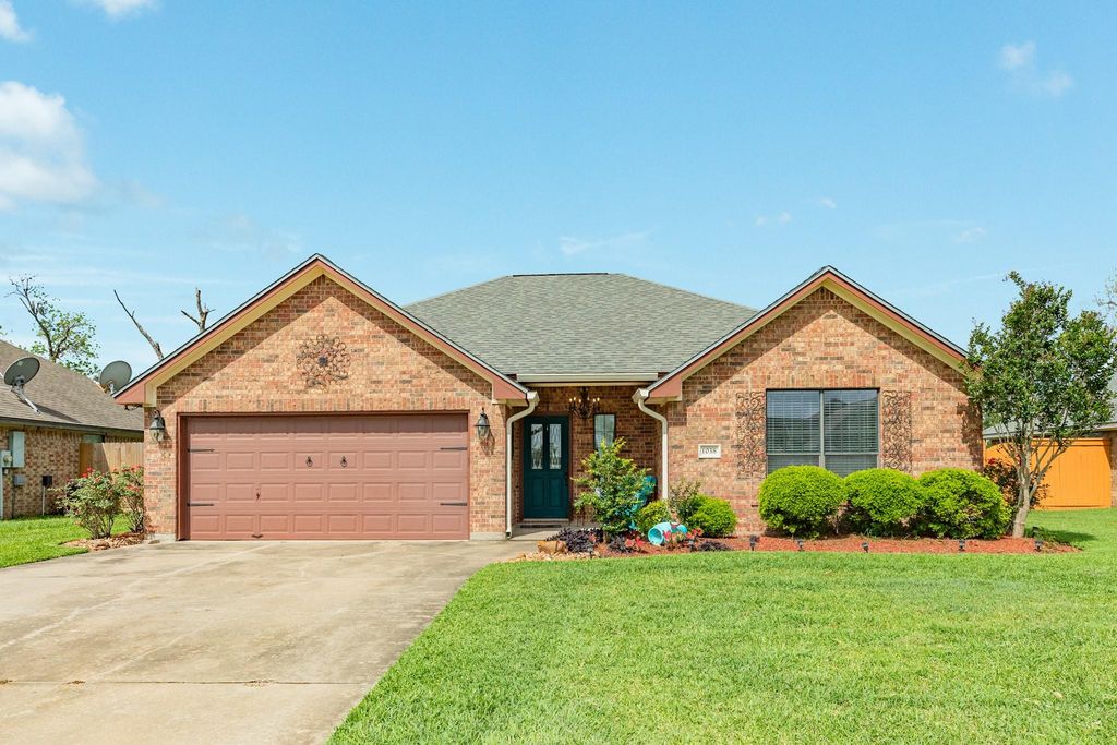 1038 Cardinal Drive, Richwood, TX 77566