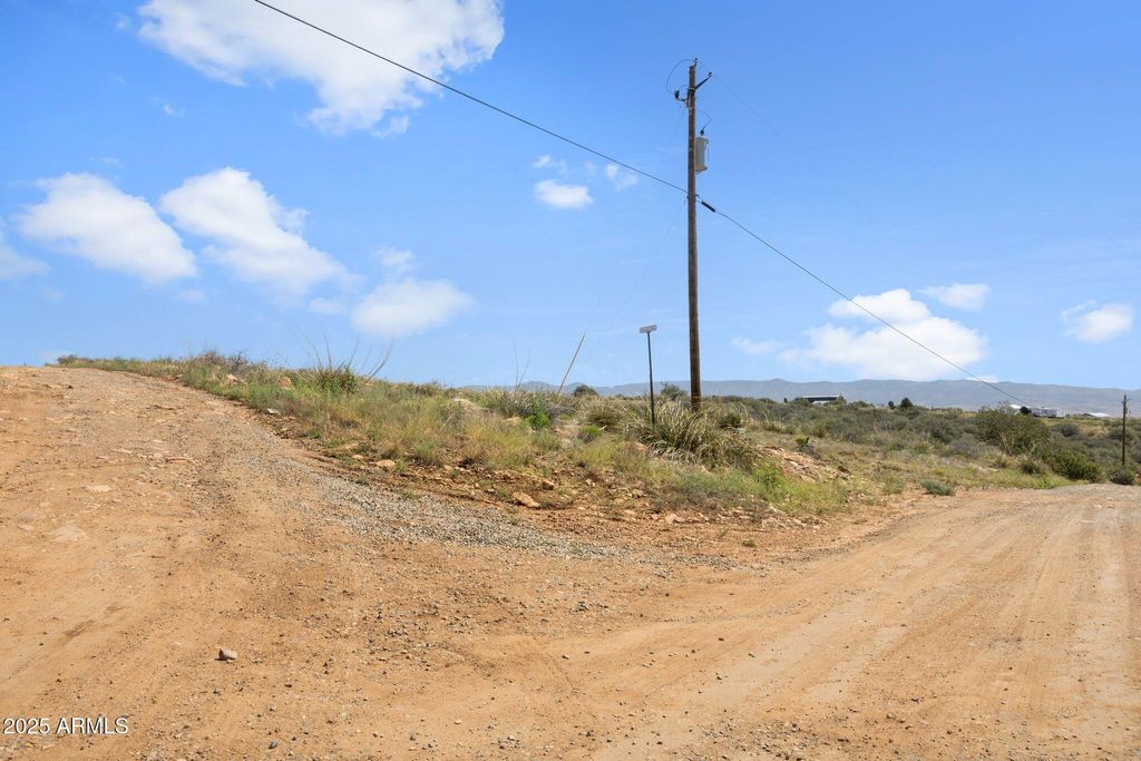 9180 E WOLF Road 3, Dewey, AZ 86327