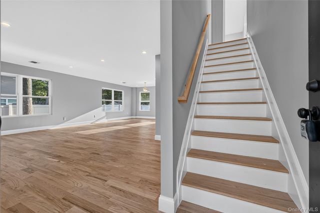 9 Oswego Place, West Babylon, NY 11704