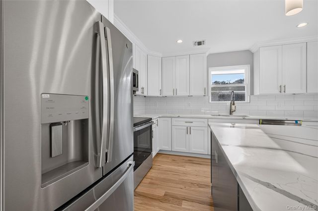 9 Oswego Place, West Babylon, NY 11704