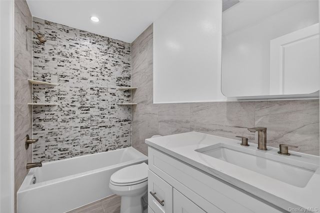 9 Oswego Place, West Babylon, NY 11704