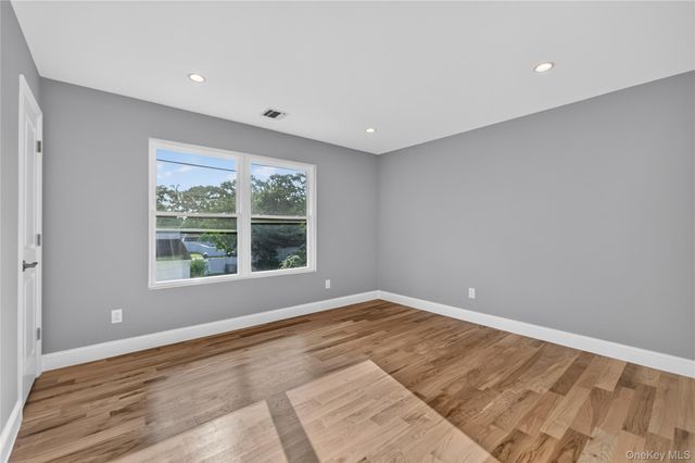 9 Oswego Place, West Babylon, NY 11704