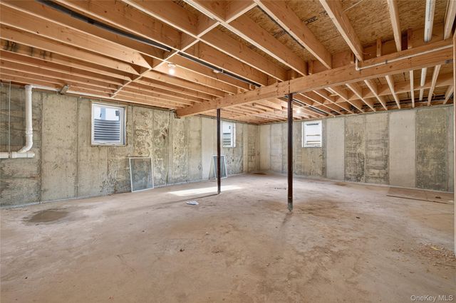 9 Oswego Place, West Babylon, NY 11704