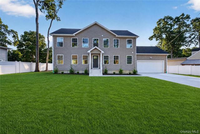 9 Oswego Place, West Babylon, NY 11704