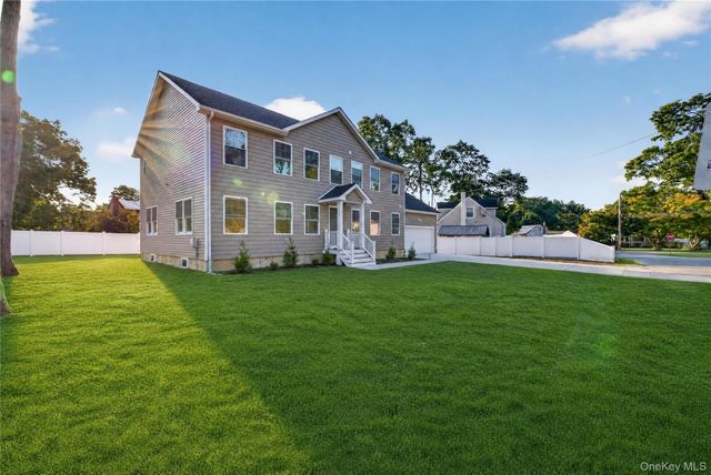 9 Oswego Place, West Babylon, NY 11704