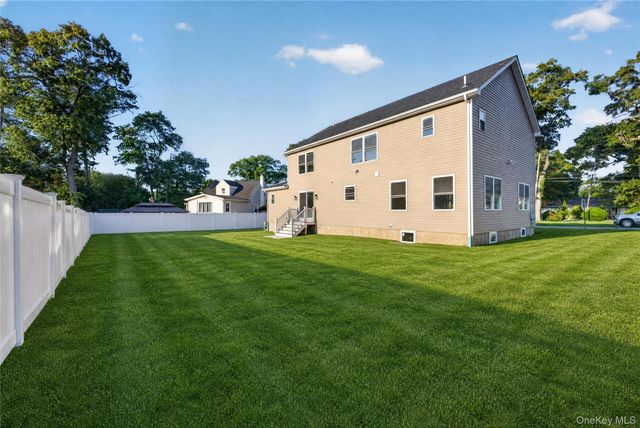 9 Oswego Place, West Babylon, NY 11704