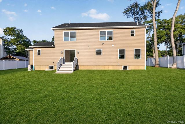9 Oswego Place, West Babylon, NY 11704