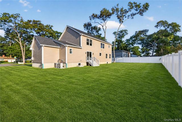 9 Oswego Place, West Babylon, NY 11704