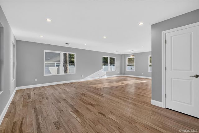 9 Oswego Place, West Babylon, NY 11704