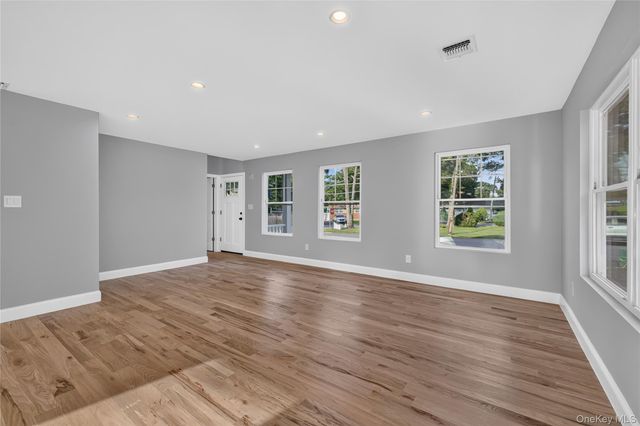 9 Oswego Place, West Babylon, NY 11704
