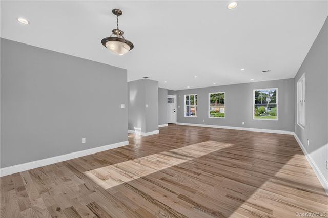 9 Oswego Place, West Babylon, NY 11704