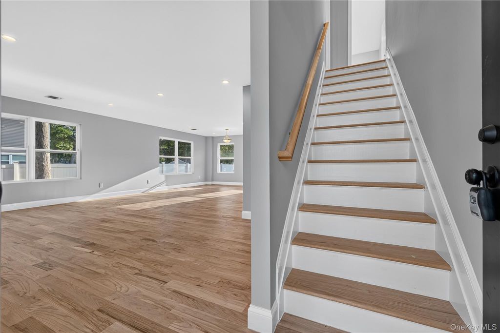 9 Oswego Place, West Babylon, NY 11704 — photo 2