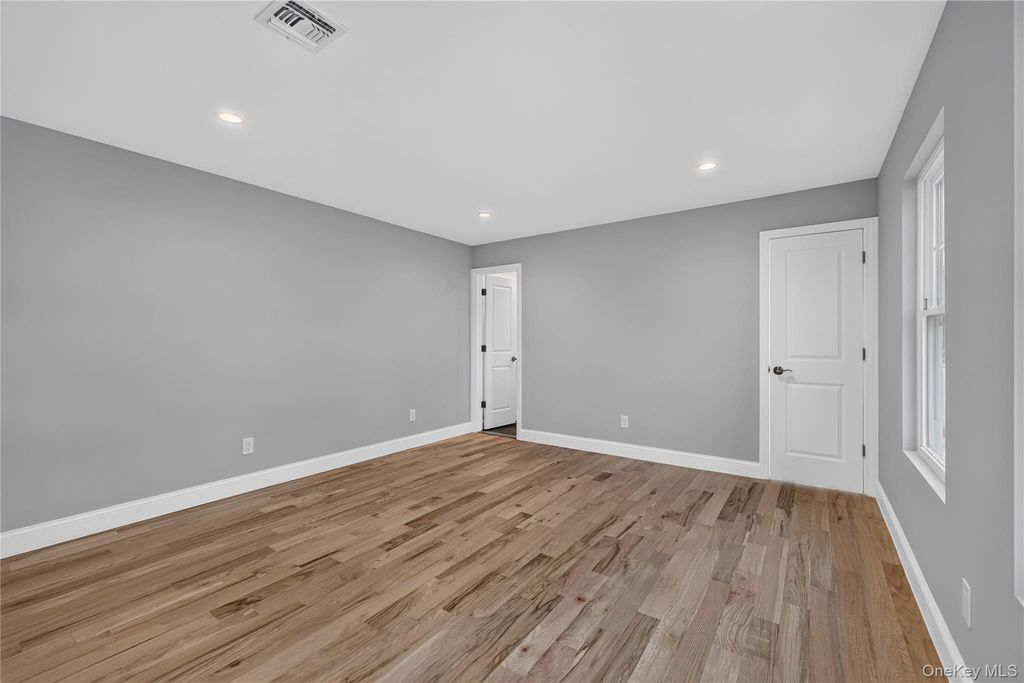9 Oswego Place, West Babylon, NY 11704 — photo 3