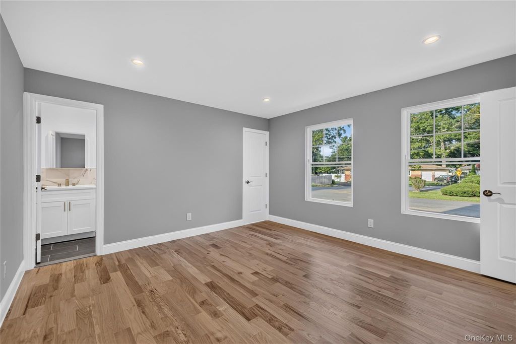 9 Oswego Place, West Babylon, NY 11704 — photo 4