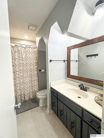 10830 Taylor Street, Omaha, NE 68164