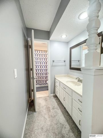 10830 Taylor Street, Omaha, NE 68164